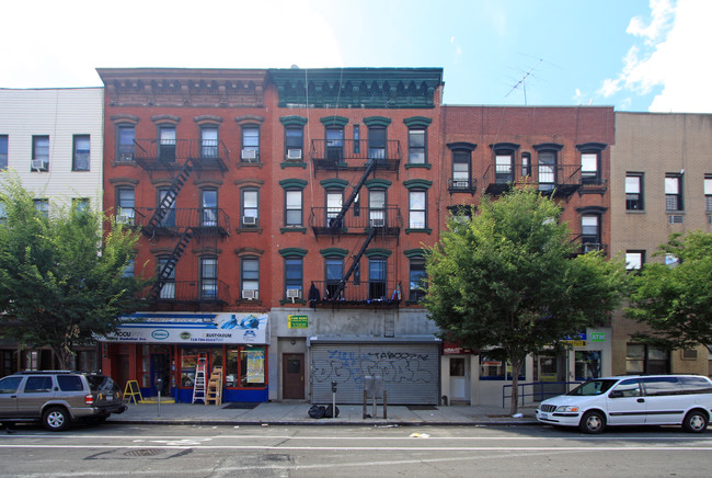 1079 Manhattan Ave in Brooklyn, NY - Foto de edificio - Building Photo