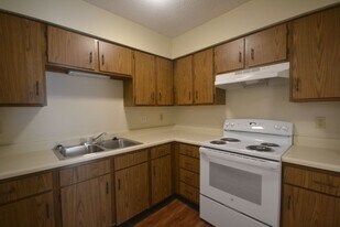 101 103-103 Johnson Dr in Buffalo, MO - Building Photo