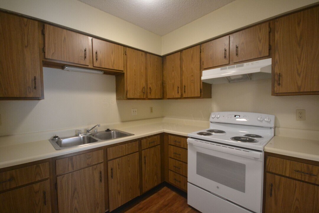 101 103-103 Johnson Dr in Buffalo, MO - Building Photo