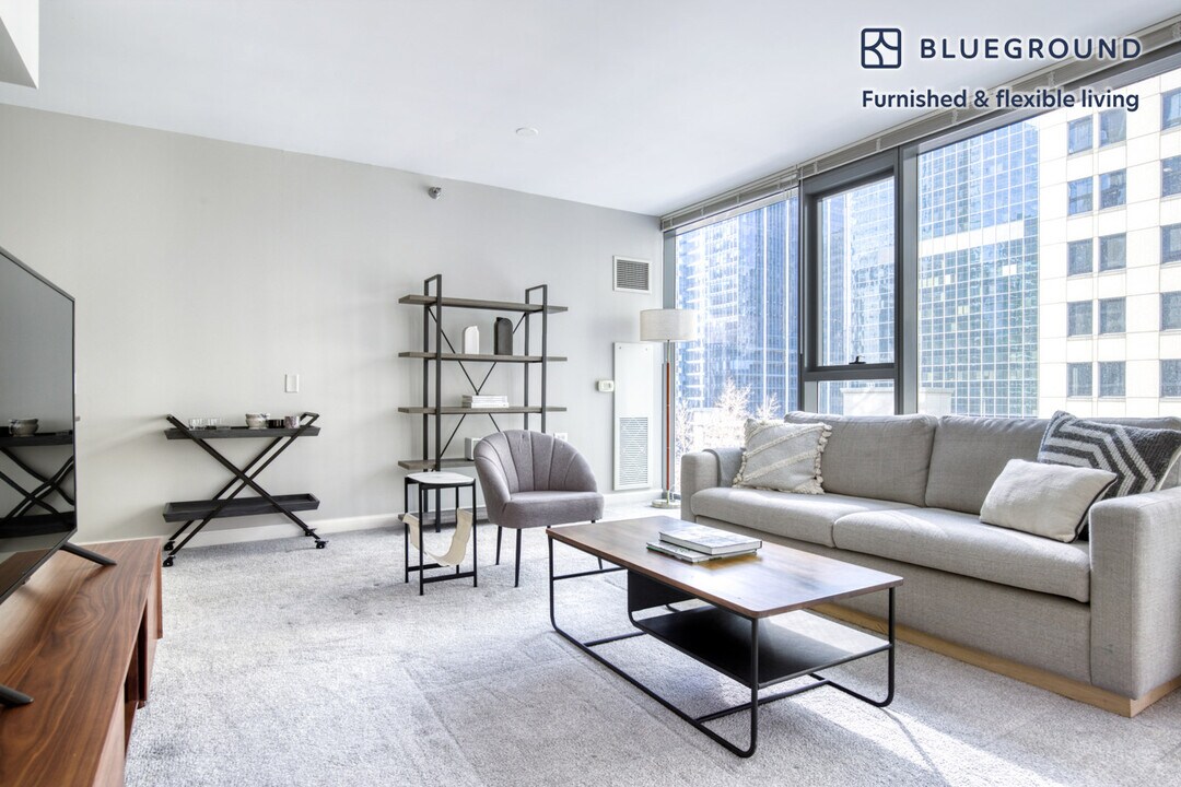 210 N Wells St in Chicago, IL - Building Photo