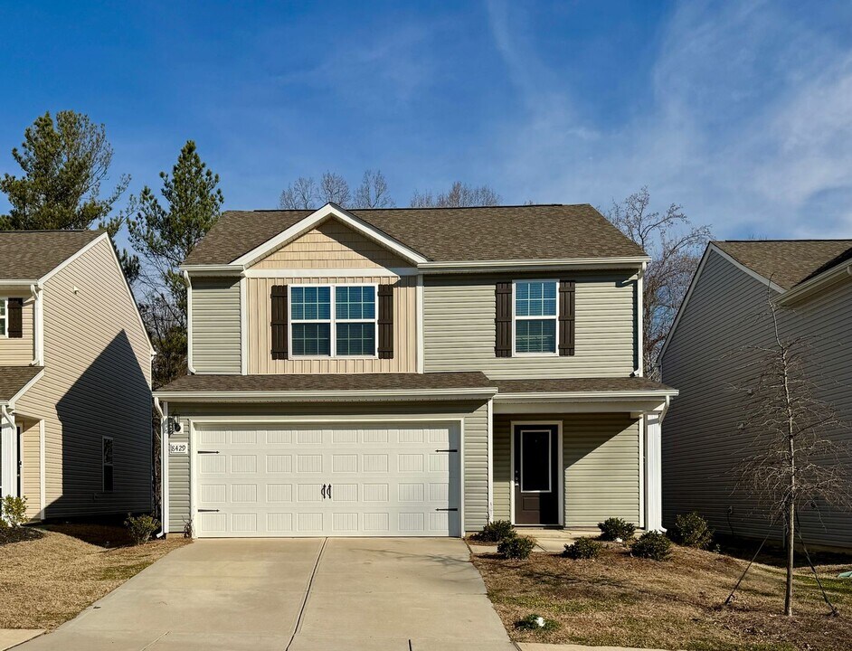 8429 Deerwood Rd in Charlotte, NC - Building Photo