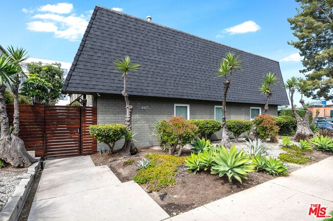 4443 Saugus Ave in Los Angeles, CA - Building Photo - Building Photo