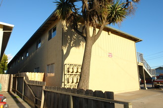 1155 E Laurel Dr in Salinas, CA - Foto de edificio - Building Photo