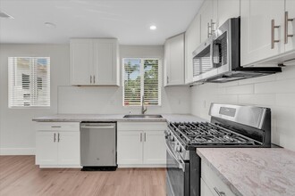 7865 Chastain Ave in Reseda, CA - Foto de edificio - Building Photo