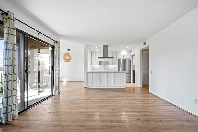 3338 La Mesa Dr, Unit 2-2 in San Carlos, CA - Foto de edificio - Building Photo