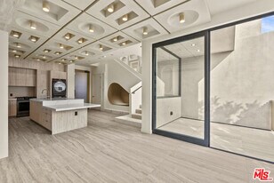 1021 N Ogden Dr in West Hollywood, CA - Building Photo