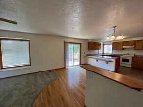 1241 W Kimra St in Meridian, ID - Foto de edificio - Building Photo