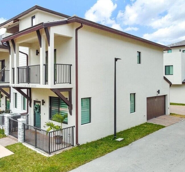 4700 NW 83rd Psge in Doral, FL - Foto de edificio - Building Photo