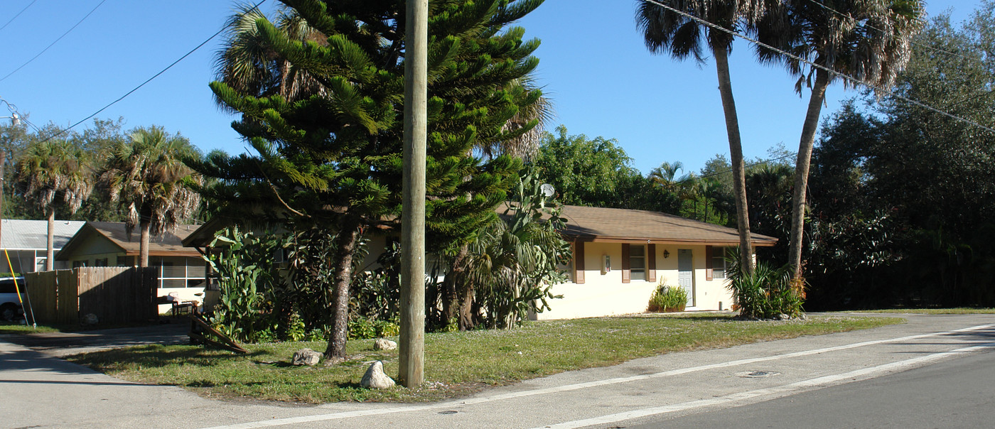 2607 Estey Ave in Naples, FL - Building Photo