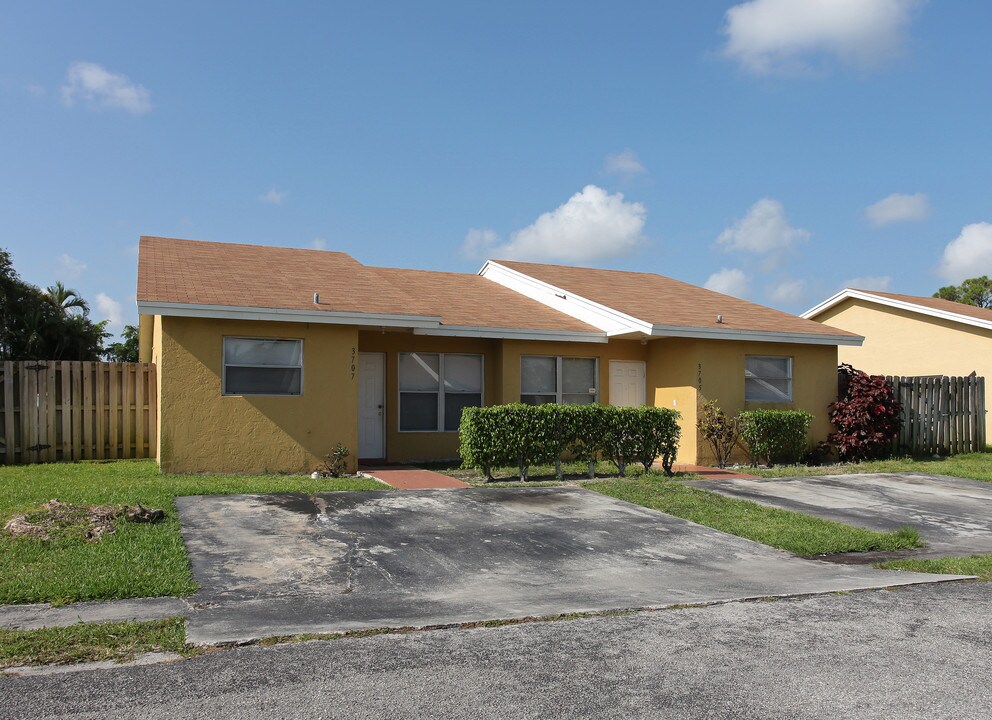 Sunset On The Lake in Greenacres, FL - Building Photo