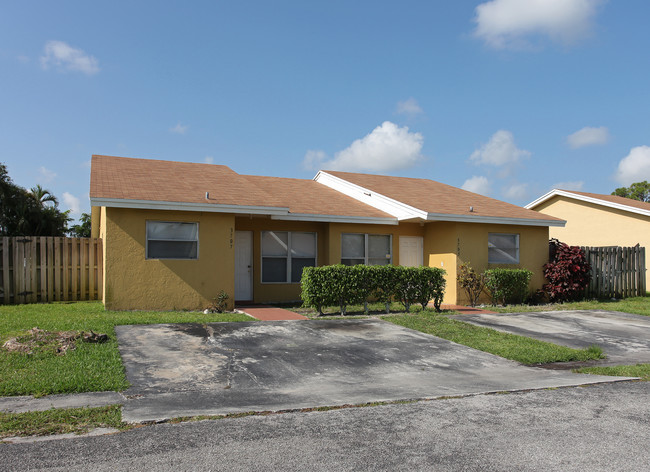 Sunset On The Lake in Greenacres, FL - Foto de edificio - Building Photo