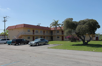 Epiphany Bay in Lake Worth, FL - Foto de edificio - Building Photo
