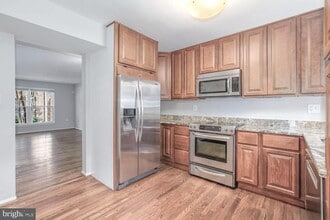 2526-E S Arlington Mill Dr in Arlington, VA - Building Photo - Building Photo