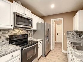 4700 Kirkland Blvd, Unit Master Bedroom in Orlando, FL - Building Photo