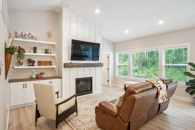 6195 Hilltop Ct in Bath, MI - Foto de edificio - Building Photo