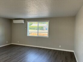 904 S Comstock Rd in Sutherlin, OR - Building Photo