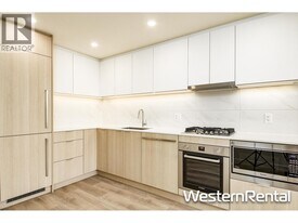 318 Alderson Ave in Coquitlam, BC - Building Photo