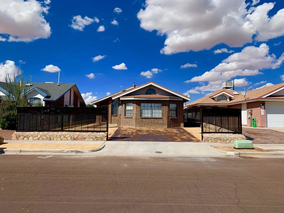 1933 Lyman Dutton Cir in El Paso, TX - Building Photo