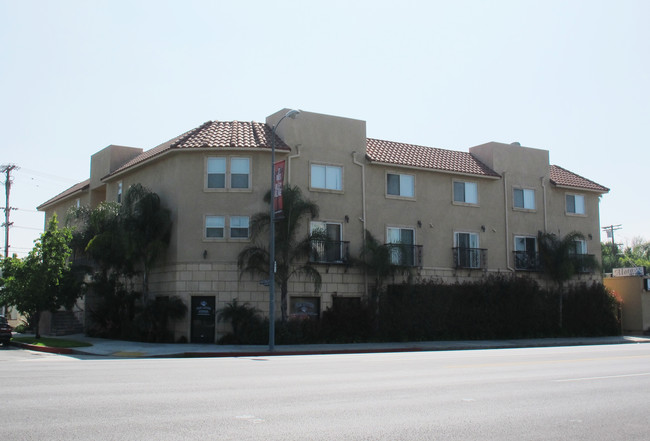 4954 Laurel Canyon Blvd in Valley Village, CA - Foto de edificio - Building Photo