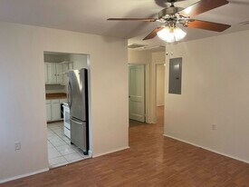 824 White Oak Dr in Charleston, SC - Building Photo