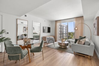 OLD TOWN SQUARE in Pompano Beach, FL - Foto de edificio - Interior Photo