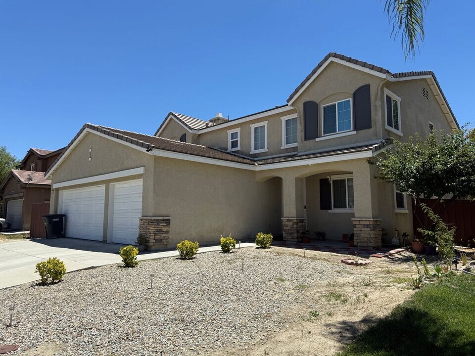 990 Garrett Way in San Jacinto, CA - Building Photo