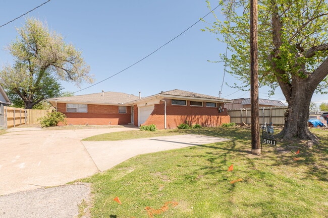 5911 NW 30th St in Bethany, OK - Building Photo - Building Photo