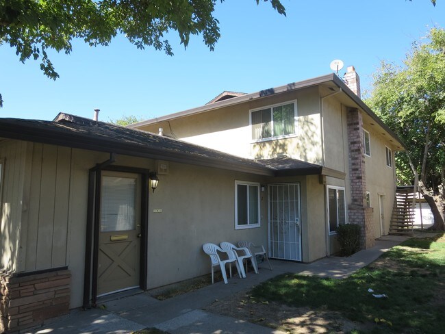 9063 Folsom Blvd in Sacramento, CA - Foto de edificio - Building Photo