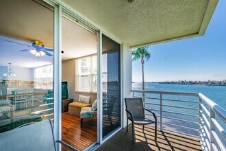 6081 Bahia Del Mar Cir N in St. Petersburg, FL - Building Photo - Building Photo