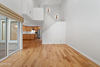 366 Via Colinas in Westlake Village, CA - Building Photo - Building Photo