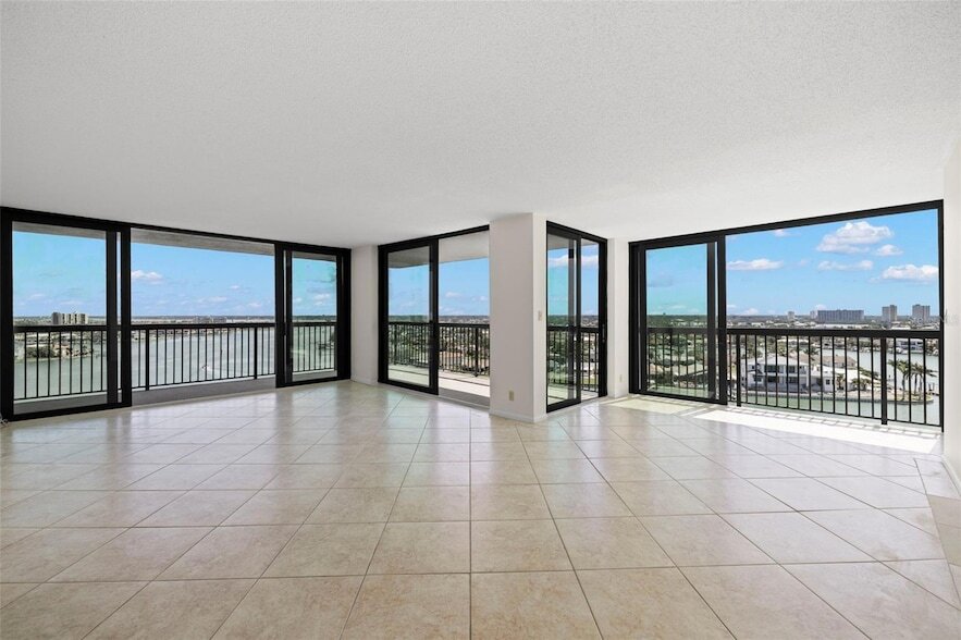 9425 Blind Pass Rd, Unit 1008 in St Pete Beach, FL - Building Photo