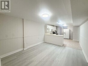 130 Kingslake Rd in Toronto, ON - Building Photo - Building Photo