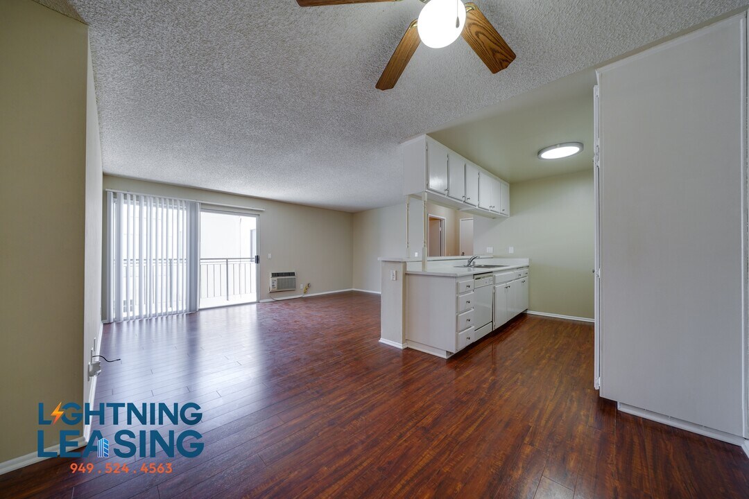10250 Commerce St in Tujunga, CA - Building Photo