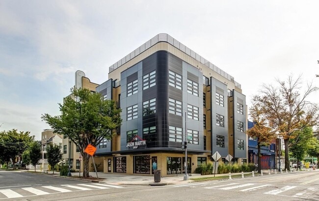 1111 Orren St NE, Unit 303 in Washington, DC - Foto de edificio - Building Photo