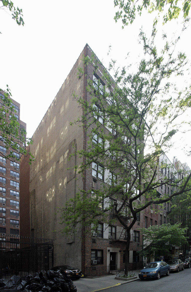 242 E 80th St in New York, NY - Foto de edificio - Building Photo