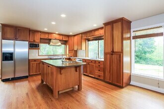 18144 SE 42nd Pl in Issaquah, WA - Building Photo - Building Photo