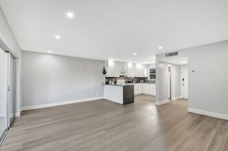 702 Lori Dr in Palm Springs, FL - Foto de edificio - Building Photo