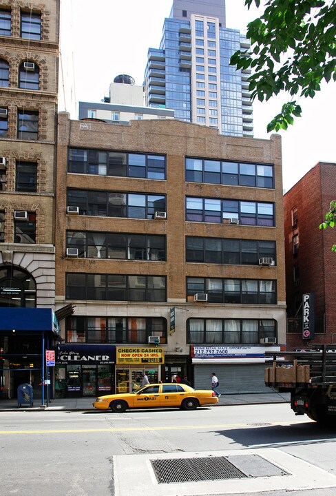 113 W 23rd St in New York, NY - Building Photo