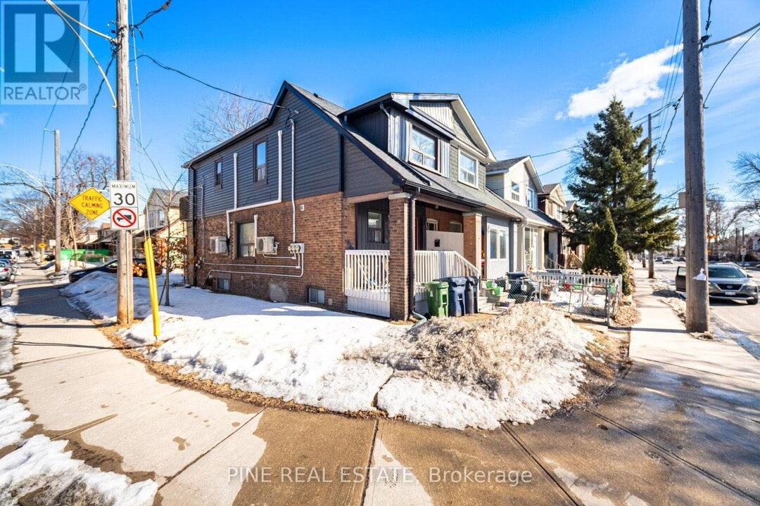 655 Coxwell Ave in Toronto, ON - Building Photo