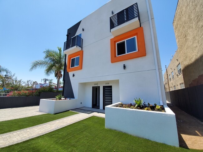 property at 2337 1/2 Crenshaw Blvd