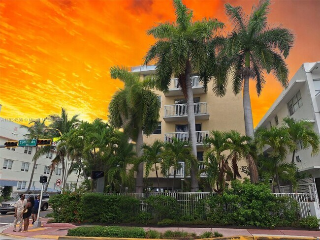 1357 Collins Ave in Miami Beach, FL - Building Photo - Building Photo
