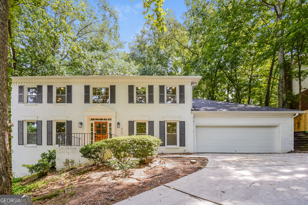 420 W Spalding Dr in Atlanta, GA - Building Photo