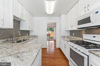 1730 Pine Valley Dr in Vienna, VA - Building Photo - Building Photo