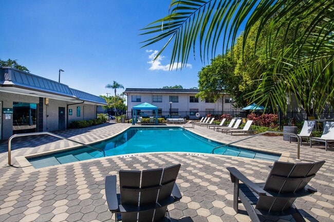 Grove at Temple Terrace in Tampa, FL - Foto de edificio - Building Photo