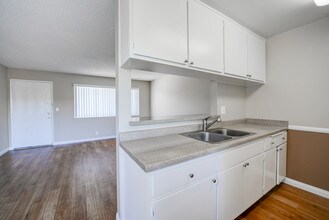 The Palms Apartments in Hawthorne, CA - Building Photo - Building Photo