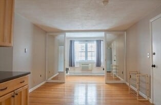 4 Colonial Village Dr, Unit 4 in Arlington, MA - Building Photo
