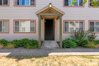 Halsey Street Arms Apartments in Portland, OR - Building Photo - Building Photo