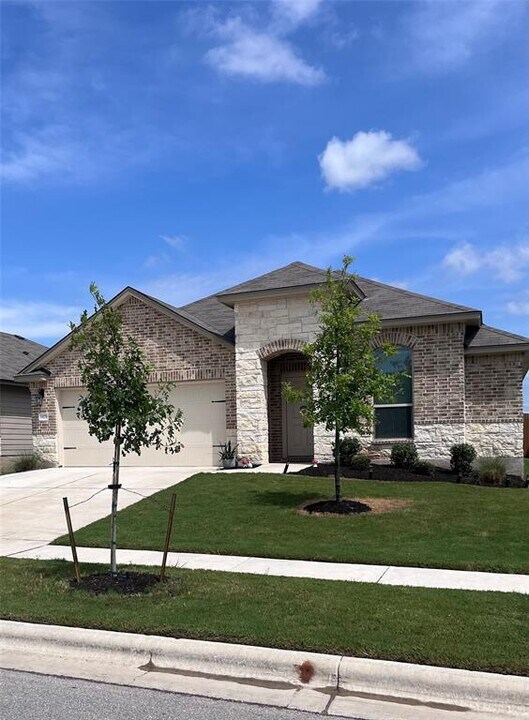 1828 T H Johnson Dr in Taylor, TX - Building Photo