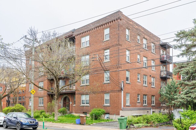 6187 De Terrebonne Rue in Montréal, QC - Building Photo - Building Photo