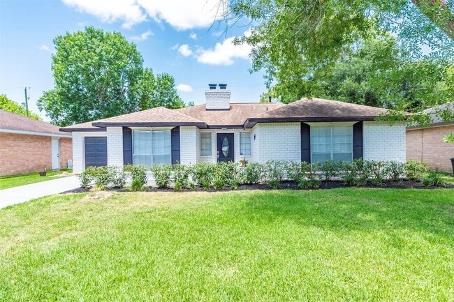 405 Avondale Ln in Friendswood, TX - Building Photo - Building Photo